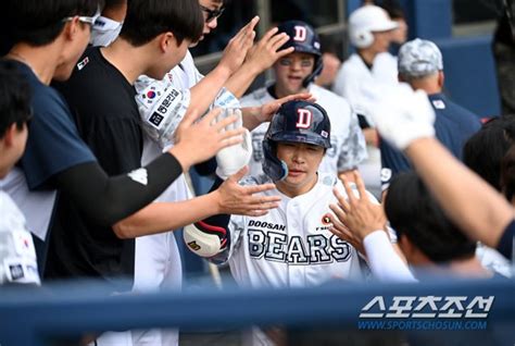 감독님 배려에 보답하고 싶었다 19타석 만에 친 안타가 2점포 두산 김재환 특타 후 결승 홈런 네이트 스포츠