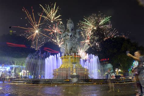 Foto Kembang Api Dan Lampion Hiasi Langit Indonesia