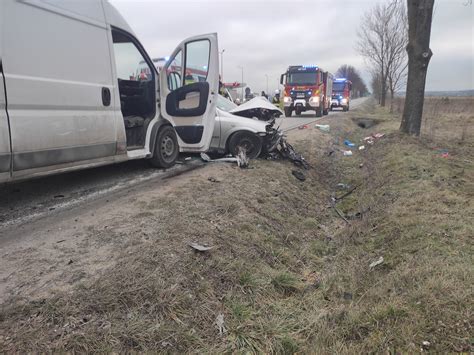 Pińczów Zderzenie dwóch osobówek i busa zdjęcia Swietokrzyskie112 pl