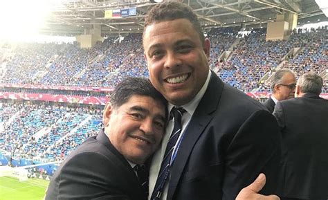 Ronaldo Fenômeno ganha presente molde do pé esquerdo de Maradona