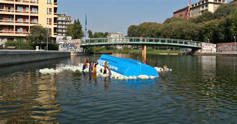 La Barca Rovesciata In Acqua E Le Mani Che Affiorano Per Chiedere Aiuto