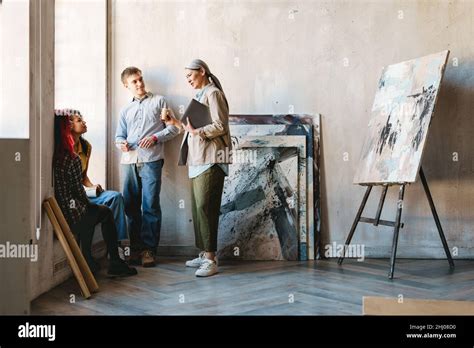 Enseignante Mature Parlant Avec Ses L Ves Pendant La Classe L Int Rieur De L Cole D Art