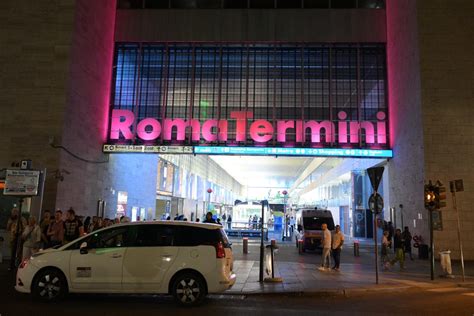 Giro D Italia La Stazione Termini Si Tinge Di Rosa Per La Tappa Finale