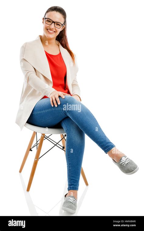 Belle Femme Assise Sur Une Chaise Et Souriant Isolé Sur Fond Blanc