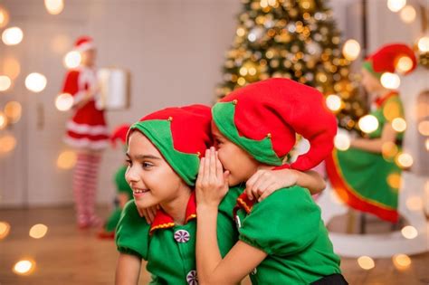 Dos amigas alegres y felices disfrazadas de duendes de papá noel en el