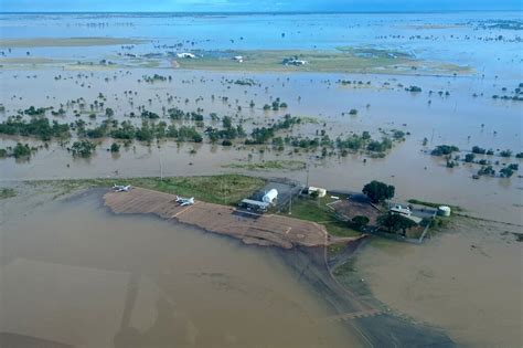 Rescuers airlift residents from remote Australia floods