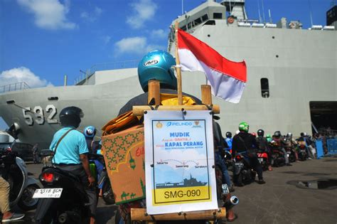 FOTO Potret Ratusan Pemudik Balik Jakarta Dengan Kapal Perang