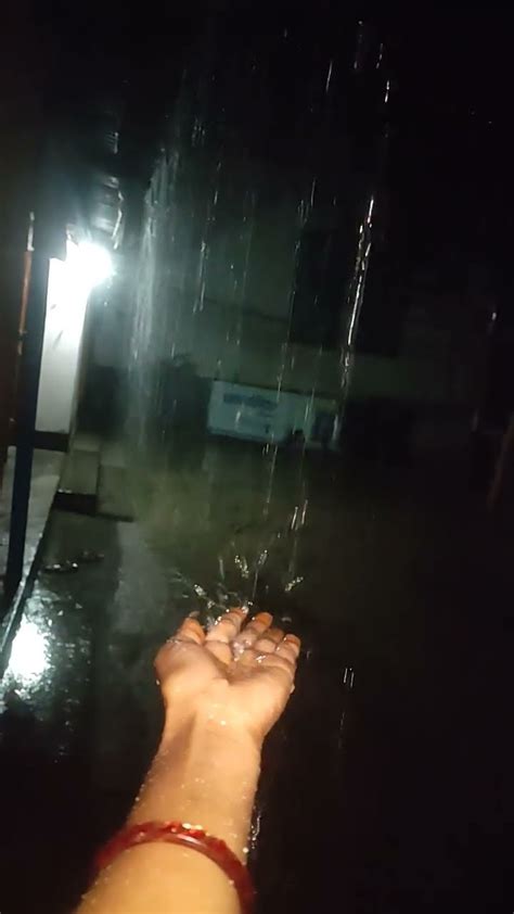 Yah Dekhiae Hamare Yahan Per Bahut Joron Se Barish Ho Raha Hai Achcha