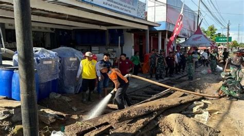 Antisipasi Bencana Banjir Puluhan Personel Dikerahkan Membersihkan