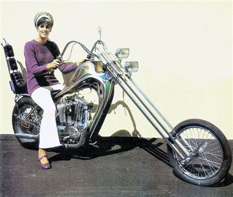 25 Vintage Photos Of Badass Women Ridding Their Choppers In The 1970s