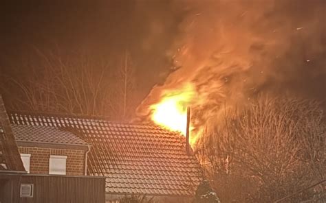 Feuer Auf Balkon Breitet Sich Auf Den Dachstuhl Aus Stadtfeuerwehr Sehnde