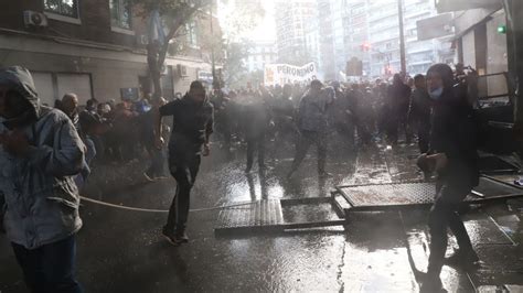 Disturbios Entre Manifestantes Y La Polic A De La Ciudad Dejan Un