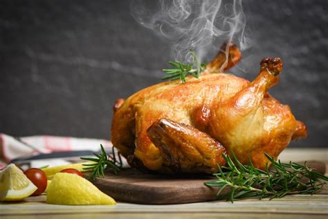 Poulet Rôti Entier Romarin Et Citron Tomate Sur Une Planche à Découper