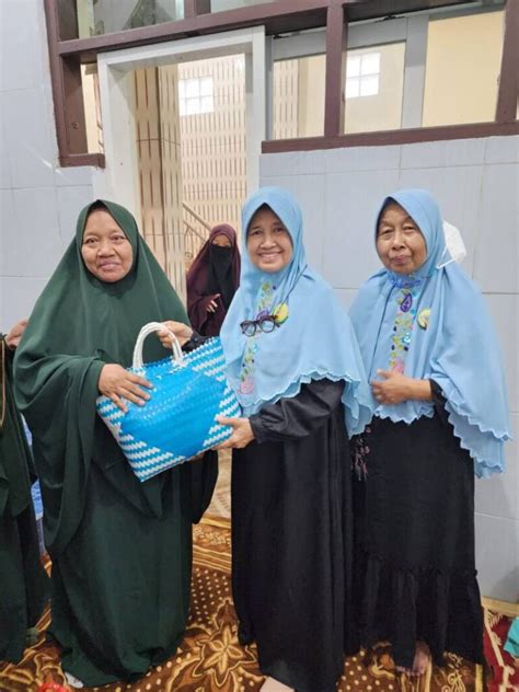 Muslimah Pengamal Masjid Al Akbar Surabaya Adakan Buka Bersama Anak