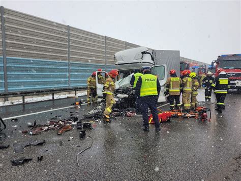 Wypadek Na Autostradzie A Pod Brzezinami Zderzy Y Si Dwa Samochody