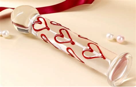 Dương vật thuỷ tinh MizzZee Glass Dildo hoạ tiết trái tim