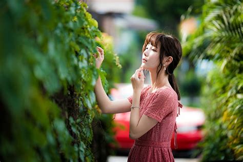 Wanita Asia Brunette Kedalaman Lapangan Gadis Model Gaun Merah Muda Wallpaper HD