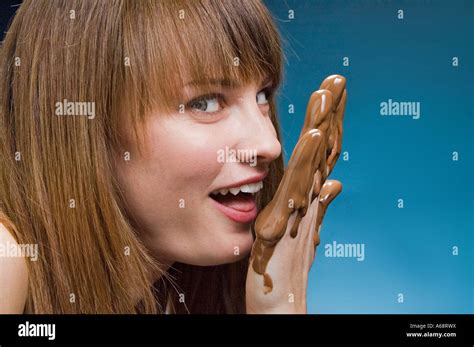 Femme De L Cher Le Chocolat Fondu Partir De Sa Main Couverte De