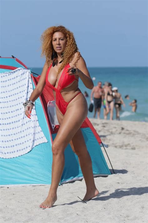 Photos Afida Turner en bikini rouge elle donne tout à Miami Public