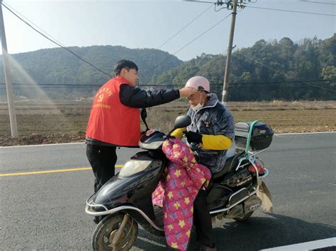 桂林街道开展文明交通志愿服务活动头盔村民志愿者新浪新闻