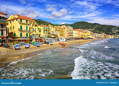 Playa Mediterr Nea De La Arena En Alassio Por San Remo En El Italiano