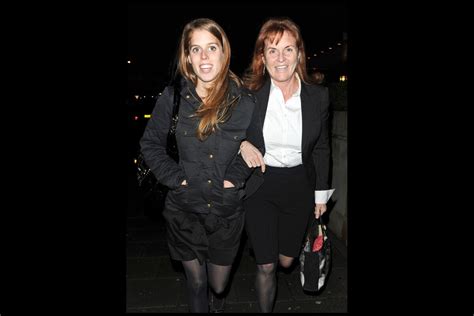 Vid O Sarah Ferguson Et Sa Fille La Princesse Beatrice Londres