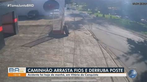 VÍDEO caminhão arrasta fiação e derruba poste em Vitória da Conquista