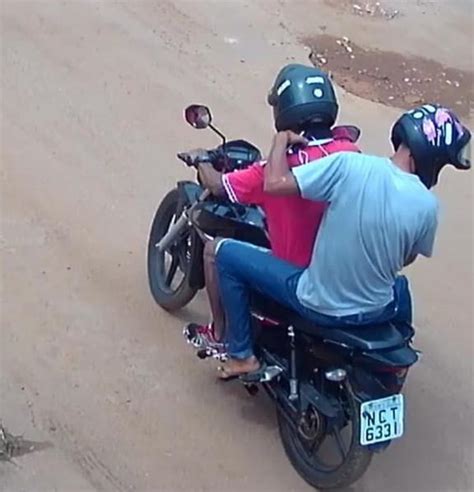 CÂMERA DE SEGURANÇA MOSTRA MOMENTO QUE DUPLA EM MOTO ROUBA PEDESTRE NA