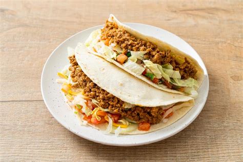 Tacos Mexicanos Con Pollo Picado Foto De Archivo Imagen De Verde Fajita 244162078