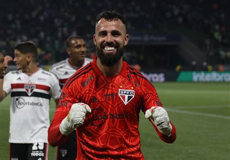 Quem Deve Iniciar Como Goleiro Titular Do S O Paulo Vote Na