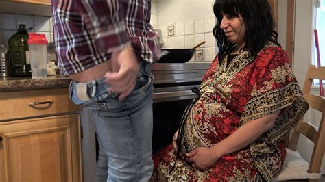 Une Belle Mère Enceinte Trompe Son Beau Fils Pendant Que Son Mari Est