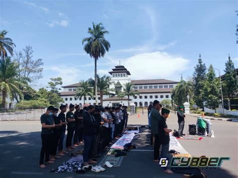 HMI Cabang Bandung Lakukan Unjuk Rasa Di Gedung Sate