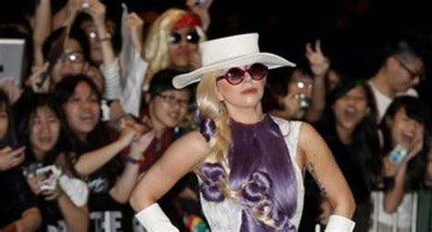 Lady Gaga Se Present En Se L Con Exc Ntrico Vestido De Pelo Morado