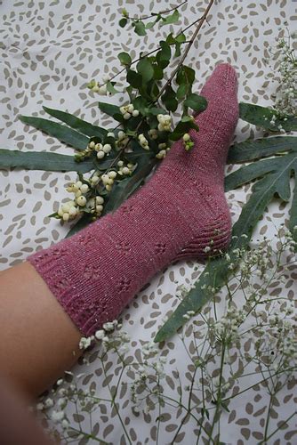 Ravelry Chaussettes Géranium pattern by Lysandre Hourdin