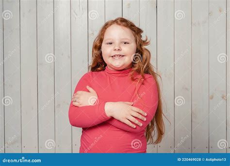 Uma Encantadora Adolescente Ruiva Vestida De Roupa Casual Olha A Câmera Cruzando Os Braços Sobre