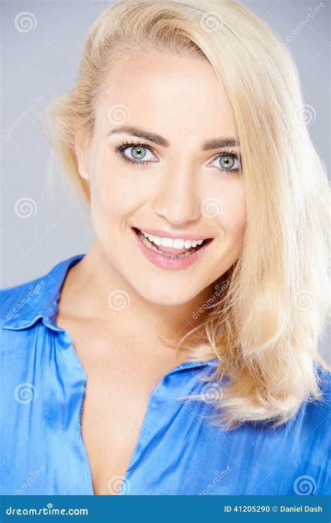 Belle Femme Blonde Avec Un Beau Teint Photo Stock Image Du Fermer Sain 41205290