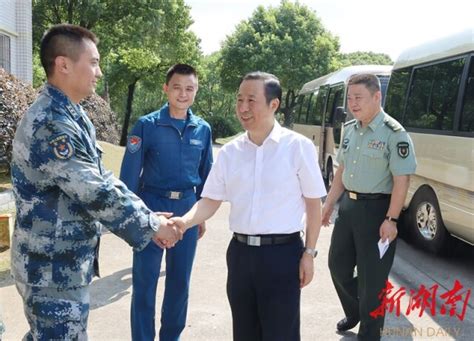 八一建军节到来之际，许达哲赴空军航空兵某旅走访慰问热点专题政务频道红网