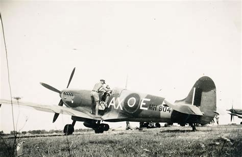 Asisbiz Spitfire Mkix Saaf Sqn Axe Mh Italy