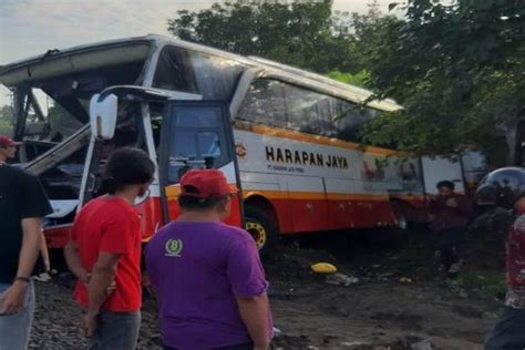 Penampakan Bus Pariwisata Harapan Jaya Usai Dihantam KA Dhoho