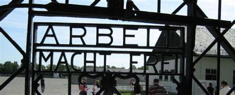 Rubata La Targa Di Dachau Con La Scritta Arbeit Macht Frei Il Lavoro