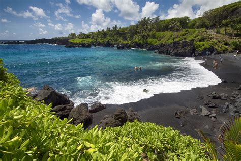 7 of the Best Black Sand Beaches in Hawaii (with Map and Images) - Seeker