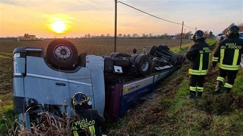 Camion Si Rovescia In Un Fossato Al Lavoro I Vigili Del Fuoco