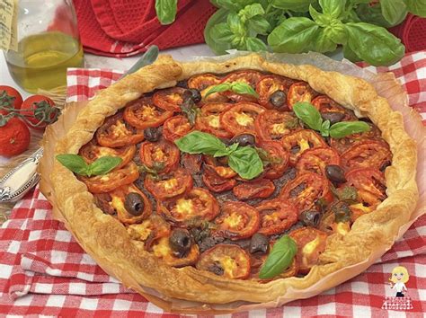 Torta SALATA Con Pomodori A Tavola Con Tea