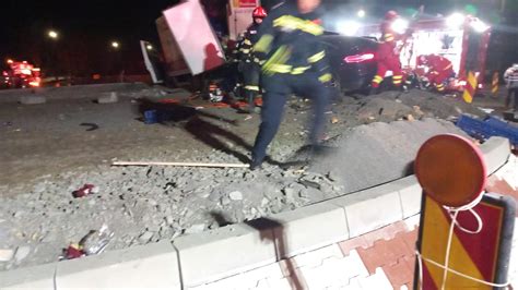 Un Autoturism A Izbit Violent Un Camion De Transport P Ine N Sensul