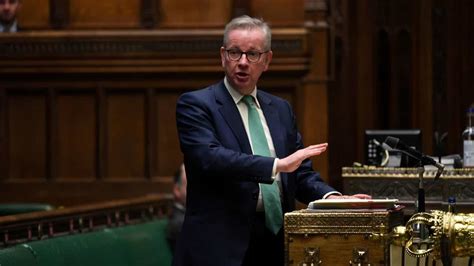 Mais uma saída no governo britânico Johnson despede Michael Gove