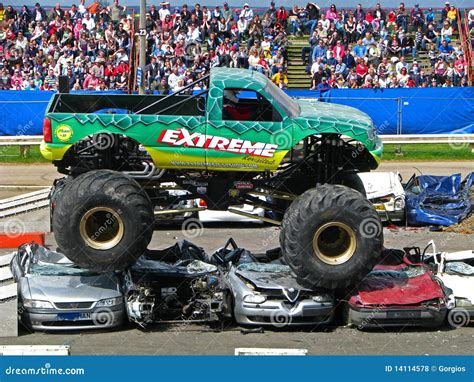 Carro De Monstruo Extremo Foto De Archivo Editorial Imagen