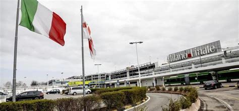 Milano Linate Atterraggio Di Emergenza Per Un Cessna La Stampa