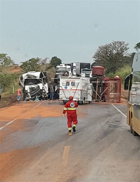 TV KZ ASSISTA Colisão entre caminhões e carreta deixa pista