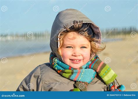 Beau Portrait Dune Petite Fille Sur La Plage En Hiver Image Stock