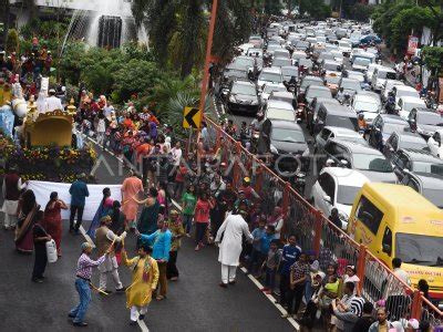 PARADE BUDAYA DAN BUNGA SURABAYA ANTARA Foto